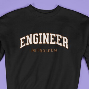 Petroleum Engineer Sweatshirt - College Style Design - Perfektes Geschenk für Ingenieure / Unisex Crewneck Sweatshirt