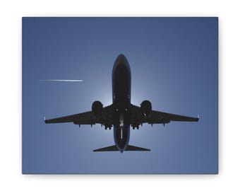 Airplane on aproach to airport with sun behind - FAO - Canvas - Unique