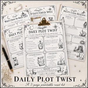 以下が含まれることがあります： Daily Plot Twistと題された5枚の印刷可能なワークシートセット。白い紙に巻物、キャンドル、ポーションの黒いインクのイラストが描かれています。各ページには、物語の変化やシーンの選択を記録するためのセクションが含まれています。