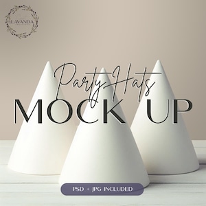 Op de afbeelding: Drie witte feestmutsen die in een driehoek op een wit houten oppervlak zijn gerangschikt. De tekst "Party Hats Mock Up" staat in het zwart boven de mutsen.