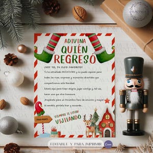 Peut inclure: Carte de Noël festive avec le texte "Devinez qui est de retour !" avec des jambes d'elfe, un panneau du Pôle Nord et un casse-noisette décoratif. La carte est entourée d'ornements et de pommes de pin.