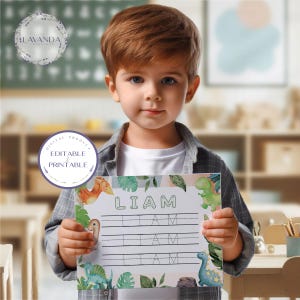 Puede incluir: Un niño sostiene una hoja de trabajo para trazar nombres con temática de dinosaurios. La hoja de trabajo presenta el nombre "LIAM" en verde, con líneas para trazar. Ilustraciones de dinosaurios coloridos y follaje decoran los bordes. Incluye el texto "DIGITAL PRODUCT EDITABLE & PRINTABLE".