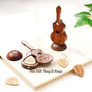 Personalisierte Gitarre-förmige Pick Box mit gravierten Plektren, Andenken Valentinstag Geschenk für Gitarristen