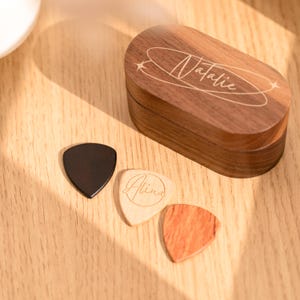Wooden Guitar Pick with Engraved Case, Personalized Plectrum Box, Customized Bass Pick Box, Custom Pick Holder for Guitar Player