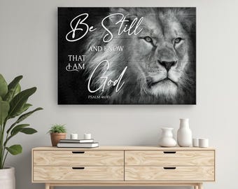 Puede incluir: Impresión en lienzo en blanco y negro con la cara de un león y el texto "Be Still and Know That I Am God" y la referencia bíblica "Salmo 46:10".