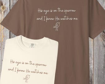 Sein Auge ist auf dem Spatz-T-Shirt: Komfortfarben christliches Hymnen-T-Shirt