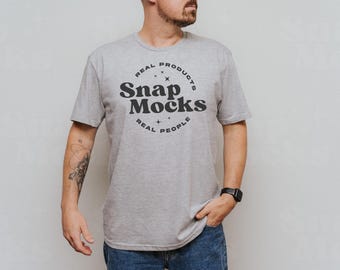 Gildan 64000 Sport Grey Mockup / Gildan Soft Style Mockup / Modello umano reale Mock / Gildan 64000 Mock minimalista e semplice per uomo