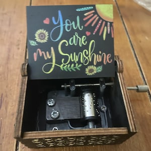 Caja de música vintage "You Are My Sunshine" - Recuerdo de madera grabado con láser