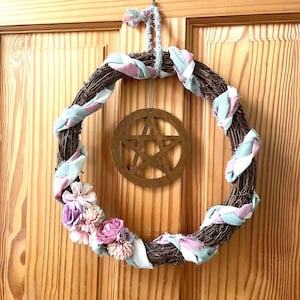 Couronne de pentagramme pastel l Grande oeuvre d&#39;art mural floral l Décoration païenne et wicca pour les réjouissances l Cadeau unique trouvaille rare l Décoration d&#39;intérieur