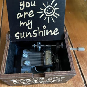 Vintage &quot;You Are My Sunshine&quot;-muziekdoos - lasergegraveerde houten aandenken