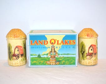 Caja de recetas y saleros con temática de granja campestre de los años 60, estilo feria del condado.