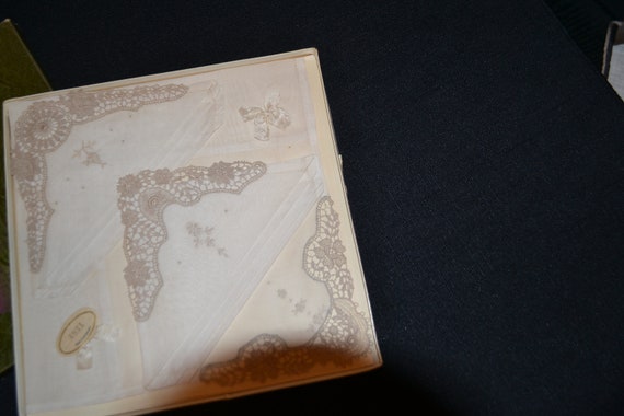 Swiss Linen with Lace Antique Hankies - image 3