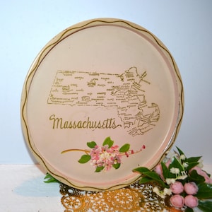 Könnte beinhalten: Ein rosafarbenes Tablett aus Metall mit goldener Umrandung und einer Karte von Massachusetts mit den Namen der Städte und Gemeinden. Das Tablett hat ein florales Design mit rosa Blüten und grünen Blättern.