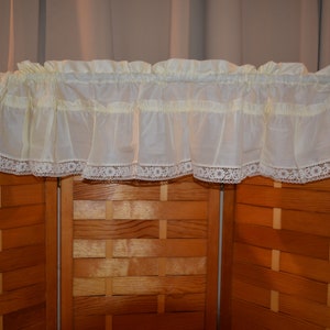 Vintage Valance Kitsch Dixie Soft Yellow with Flower Power Lace