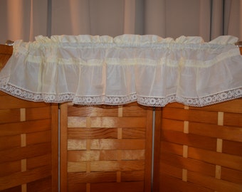 Vintage Valance Kitsch Dixie Soft Yellow with Flower Power Lace