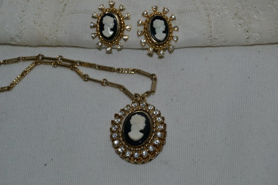 Vintage Cameo Necklace with Chain & Screw Back Ea… - image 3