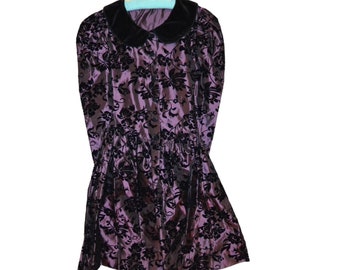 Bambina vintage fata viola con vestito floccato nero