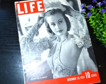 July 17, 1944 LIFE Magazine with Anne Scott from Columbus, Ohio on