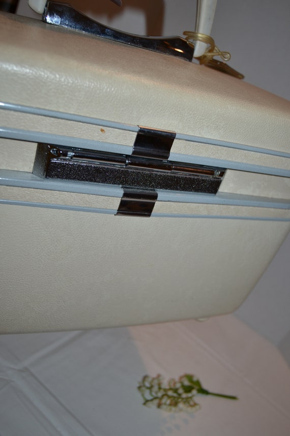 Vintage Train Case Samsonite 1970's Box with Key Gem