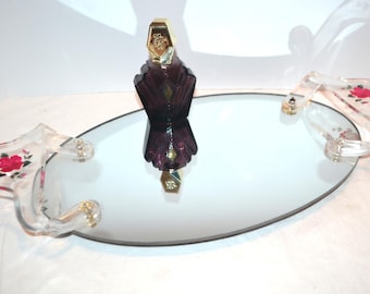 Tocador con bandeja de cristal vintage y flores
