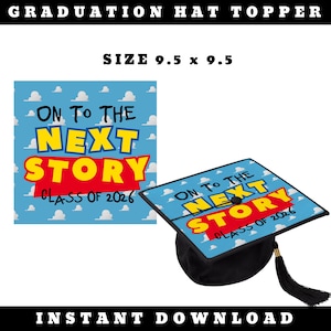 Op de afbeelding: Een afstudeerhoedtopper met de tekst "ON TO THE NEXT STORY CLASS OF 2026" op een blauwe achtergrond met witte wolken. De topper meet 24.1 x 24.1 cm. De afbeelding bevat ook de woorden "GRADUATION HAT TOPPER" en "INSTANT DOWNLOAD".