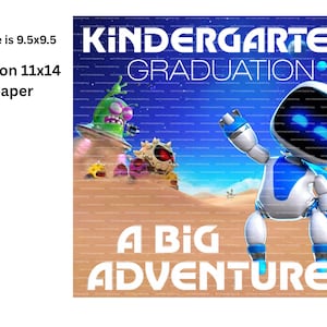 Op de afbeelding: Digitale print op papier van 28x36 cm met een futuristische robot en buitenaardse personages tegen een sterrenachtergrond. De woorden "KINDERGARTEN GRADUATION" en "A BIG ADVENTURE" staan prominent in het wit.