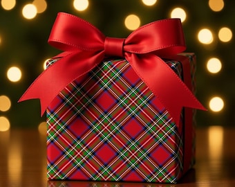 Può includere: Un pacco regalo quadrato avvolto in carta a quadri rossi, legato con un grande fiocco di raso rosso. La scatola è su una superficie di legno, con luci gialle sfocate sullo sfondo. Un regalo festivo.