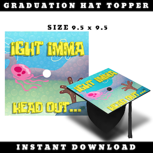 Può includere: Un topper quadrato per tocco di laurea che misura 9,5 per 9,5 pollici, con uno sfondo sottomarino blu, una medusa rosa e il testo giallo "IGHT IMMA HEAD OUT..." su un tocco nero con una nappa nera.