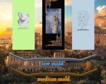 Puede incluir: Tres diseños diferentes de tablas de skate con figuras de la mitología griega. Los diseños se titulan "Apollo", "Atenea" y "Medusa". Los diseños están sobre un fondo verde claro, negro y azul claro. El texto "goddessfbco." aparece en cada diseño. El texto "low mold." y "medium mold." aparece debajo de los diseños.
