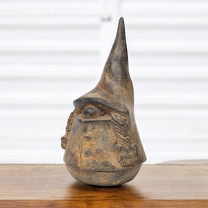 Handgefertigte Bronze Wichtel Skulptur - Rustikale Gartenzwerg Dekoration - Handwerkliche Bronze Wichtel Statue für das Display - Einzigartiges Sammlerstück