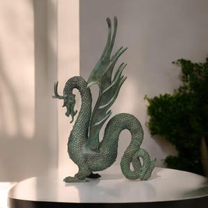 Handgemaakte bronzen drakensculptuur – majestueus drakenstandbeeld met gedetailleerde schubben en puntige vleugels, perfect als huisdecoratie of verzamelobjecten