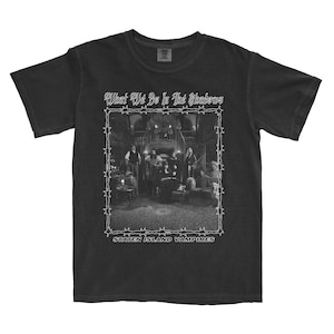 Camiseta negra serigrafiada del programa de televisión What We Do In The Shadows para fanáticos del terror y la comedia.