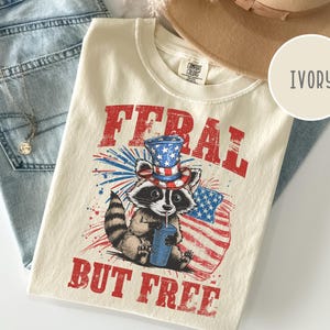 Chemise Comfort Colors® Feral But Free raton laveur, T-shirt raton laveur drôle avec mèmes, T-shirt patriotique drapeau des États-Unis, T-shirt panda poubelle, T-shirt Liberté 4 juillet