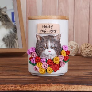 Urna personalizada para mascotas con estatua y retrato de gato - Recipiente de cerámica sellado para cenizas de gatos y perros - Un emotivo regalo conmemorativo para el jardín.