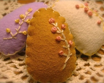 Homespun Easter Egg Pin