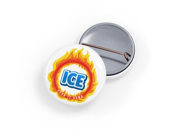 Puede incluir: Dos botones redondos blancos. Uno presenta la palabra "ICE" en azul, rodeada por un diseño de llamas amarillas y rojas. El texto "BURN IT DOWN" está en la parte inferior. El otro botón es plateado.