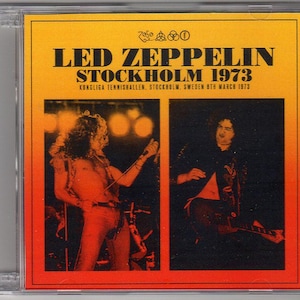 Könnte beinhalten: Ein Vintage-Konzertplakat mit einem Schwarzweißfoto von Led Zeppelin, das am 8. März 1973 in Stockholm, Schweden, live auftritt. Das Plakat hat einen gelben Hintergrund mit dem Namen der Band und dem Datum des Konzerts in großen, fetten Buchstaben.