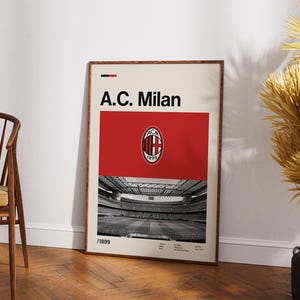 Könnte beinhalten: Ein rechteckiger Wandkunstdruck mit dem Text A.C. Milan und 1899. Das Design zeigt einen roten Block mit dem A.C. Milan Vereinswappen über einem schwarz-weißen Foto eines Stadioninnenraums, alles auf einem cremefarbenen Hintergrund.