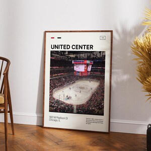 Op de afbeelding: Een ingelijste poster met een foto vanuit een hoog standpunt van de United Center ijshockeyarena in Chicago, Illinois. De print bevat de tekst UNITED CENTER, het adres 1901 W Madison St, Chicago, IL, en een korte historische beschrijving.