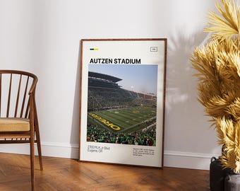 Könnte beinhalten: Ein gerahmtes Poster mit einem Foto des Autzen Stadiums, dem Text Autzen Stadium, 2700 MLK Jr Blvd Eugene, OR, sowie einer kurzen Beschreibung der Geschichte des Stadions, einschließlich der Eröffnung im Jahr 1967 und der Kapazität für Oregon Ducks Spiele.