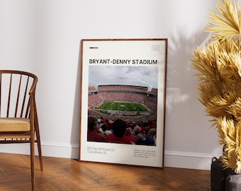 Op de afbeelding: Een rechthoekige wandkunstprint met een foto van het Bryant-Denny Stadium met een menigte op de tribunes. De tekst luidt Bryant-Denny Stadium, 920 Paul W Bryant Dr, Tuscaloosa, AL, en bevat een korte beschrijving van de geschiedenis van het stadion.