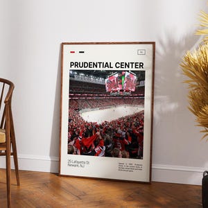 Könnte beinhalten: Ein rechteckiger Wandkunstdruck mit einem Foto des Innenraums des Prudential Center, gefüllt mit Zuschauern. Der Text lautet Prudential Center, 25 Lafayette St, Newark, NJ, und enthält eine kurze Beschreibung des Veranstaltungsortes.