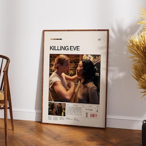 Op de afbeelding: Een rechthoekige poster met de titel KILLING EVE in vetgedrukte zwarte letters. Het ontwerp bevat een centrale foto van twee personen die tegenover elkaar staan, met kleinere afbeeldingen en tekstblokken met details over de serie.