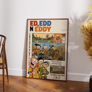 Może przedstawiać: Prostokątny plakat z tytułem kreskówki Ed, Edd n Eddy w kolorze czerwonym, niebieskim i pomarańczowym. Grafika przedstawia komiksowe panele z trzema głównymi bohaterami, różne sceny z sąsiedztwa oraz tekst: Money's out there. We just have to find it. Three friends, one big scam. The legend of Peach Creek.