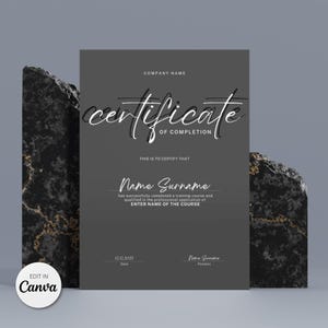 Op de afbeelding: Een certificaat van voltooiing op een grijze achtergrond met witte tekst. Het certificaat bevat de woorden "certificate of completion", "Name Surname" en "Enter Name of the Course". Het Canva-logo staat linksonder.