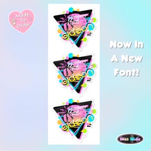 Può includere: Tre adesivi con un design retrò con un tramonto rosa, una palma e le parole "Totally Rad Video". Gli adesivi hanno un contorno triangolare nero con accenti neon e il testo "Now In A New Font!"