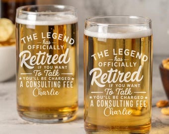Op de afbeelding: Twee heldere glazen bierbekers met een witte inscriptie die luidt: "The Legend has Officially Retired. If you want to talk you'll be charged a consulting fee Charlie".