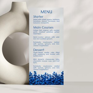 Modèle de carte de menu de mariage fleurs sauvages bleu royal, décoration de table fleurs sauvages bleu marine - modèles de cartes de cuisine fleurs sauvages élégantes, Mirabel