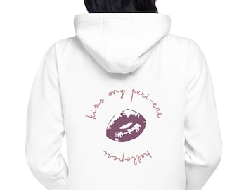 以下が含まれることがあります： ピンクの唇と「kiss my peri-ere forever.」というテキストが描かれた白いフード付きスウェットシャツです。