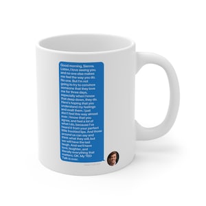 Op de afbeelding: Witte keramische mok met een gebogen handvat. De mok heeft een blauwe tekstballon met een oprecht bericht. Een kleine afbeelding van een man staat onderaan het bericht. De mok is een standaard formaat van ongeveer 325 ml.